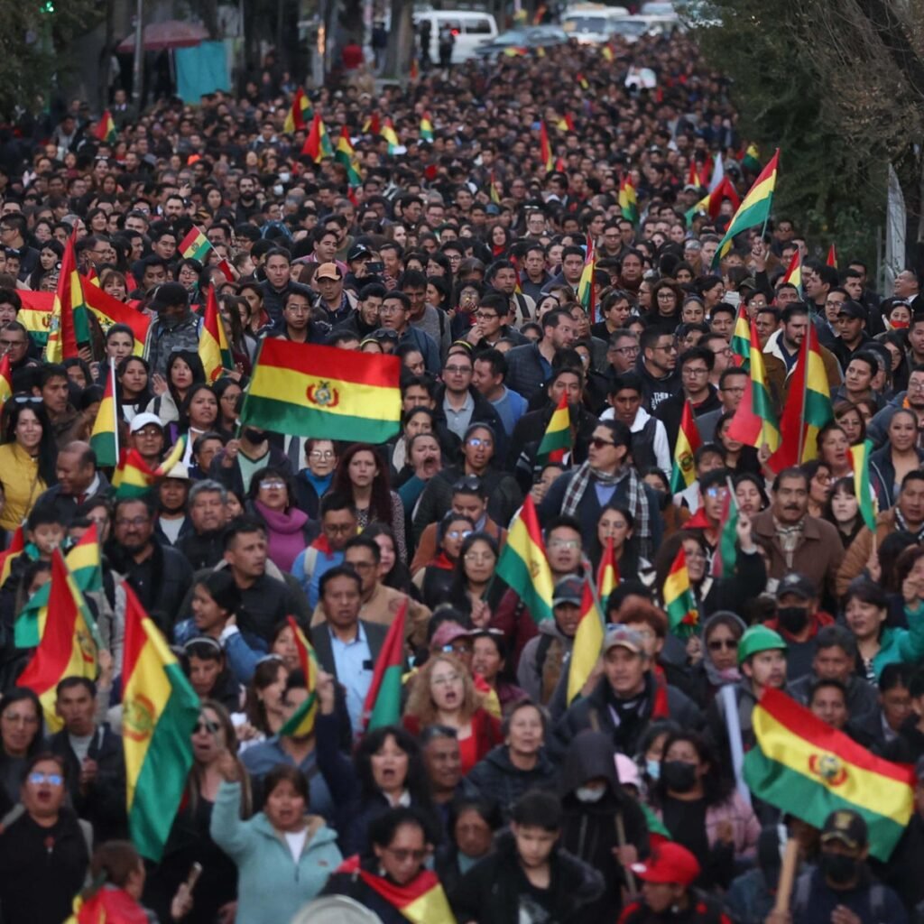 En Bolivia, marchas piden detener los bloqueos tras más de dos semanas de desabastecimiento y presión sobre La Paz