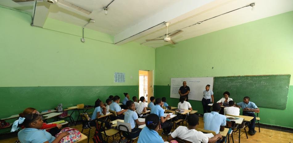 Maestros y sector educativo devuelven crítica al Minerd y alertan sobre politización de la gestión