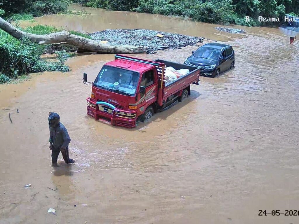 Monte Plata mantiene alerta por la crecida del río que afecta el puente entre Hacienda Estrella y La Luisa