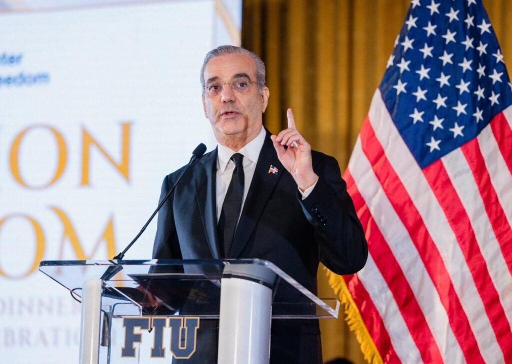 Abinader advierte en Florida sobre los riesgos de trocar libertad por seguridad y recibe un premio por su liderazgo