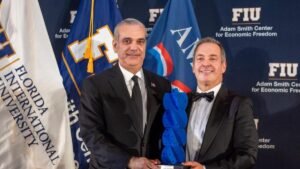 Abinader recibe en FIU el premio Champion of Freedom Award y reafirma su defensa de la libertad