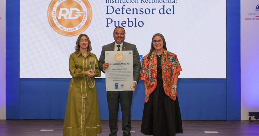 Reconocen al Defensor del Pueblo con Oro por sus políticas de igualdad internas