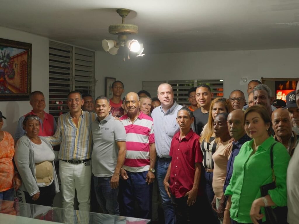 Salida de dirigentes del PRM en La Vega refuerza a Fuerza del Pueblo y expone desgaste del oficialismo