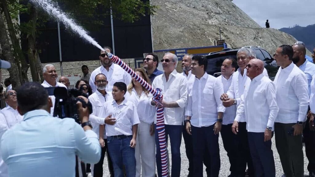 Abinader pone en marcha acueducto en Sabana Larga y reconoce demoras en obras de Ocoa