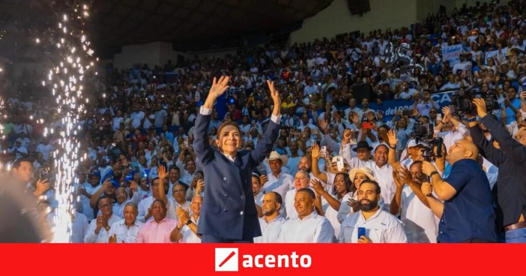 Carolina Mejía exhibe su aspiración presidencial en un acto partidario con sello visual sobrio