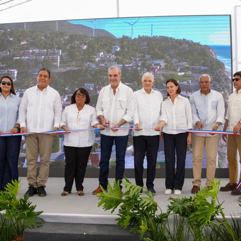 Abinader abre en Barahona una vía de 13.5 kilómetros mientras persiste un proyecto vial mayor en el sur