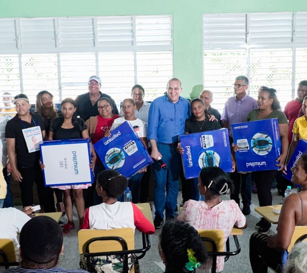Alexis Victoria pone en marcha una jornada multitudinaria en María Trinidad Sánchez y vuelve a centrar la atención sobre actos desde cargos públicos