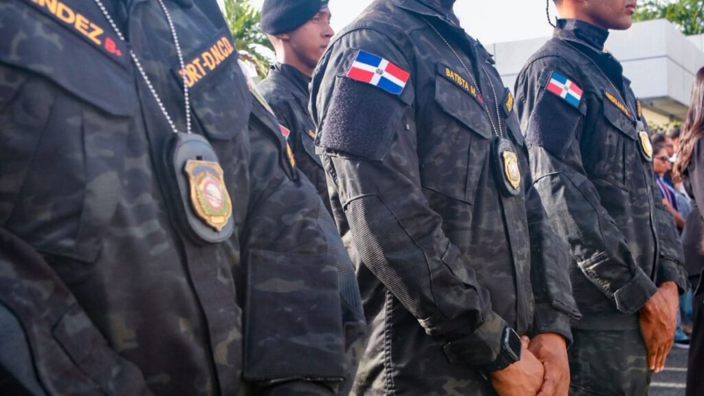 Abinader asciende a 634 agentes de la DNCD y pone en foco la carrera interna del organismo