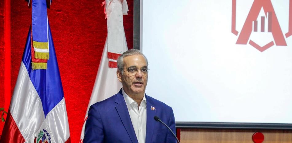 Abinader dice que la pobreza monetaria cayó a 15.3 % y no identifica el informe que sustenta la cifra