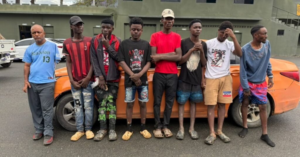 Constanza: Ejército intercepta a un chofer que llevaba siete haitianos en condición irregular