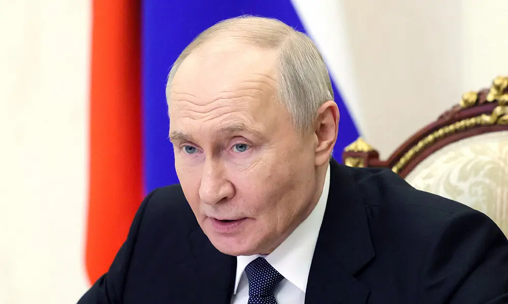 Putin busca en China oxígeno para una economía golpeada y más ingresos por petróleo y gas