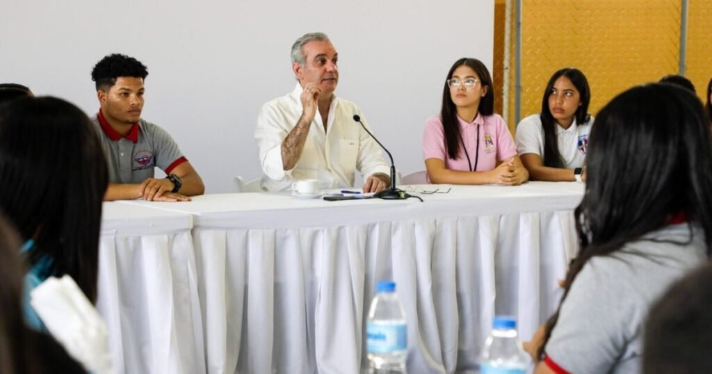 Abinader participa en conversatorio con 350 estudiantes en Ocoa con énfasis en obras y cercanía con la juventud