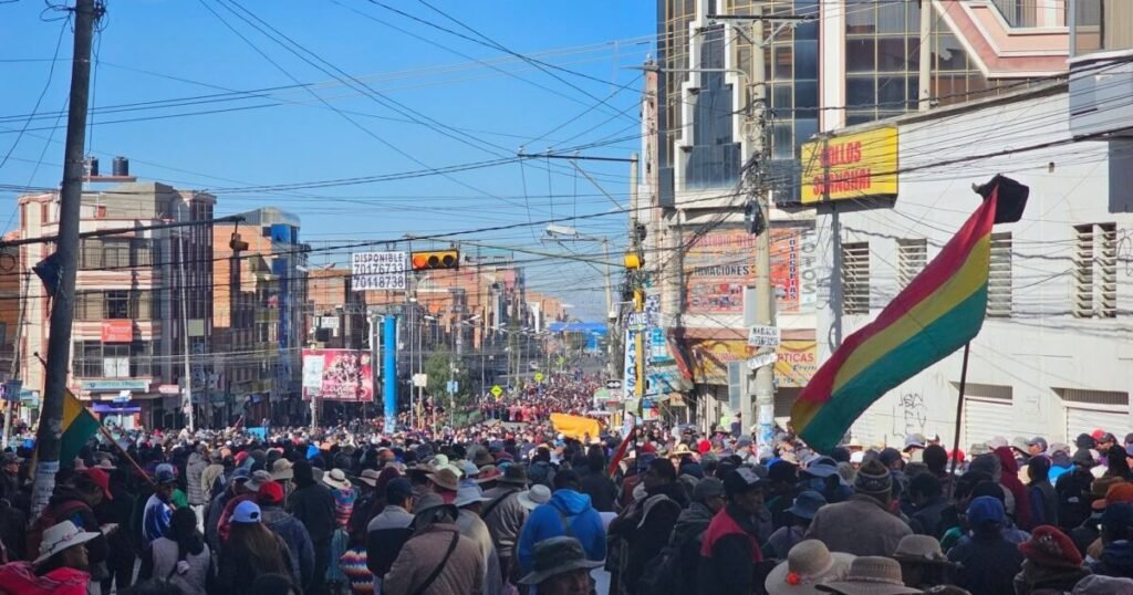 Bolivia se hunde en una nueva jornada de tensión con muertos, militarización y presión al Gobierno