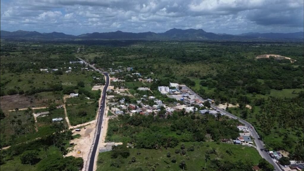 Desvío de La Ceiba entra en fase final de asfaltado tras más de 20 años de reclamos en La Altagracia