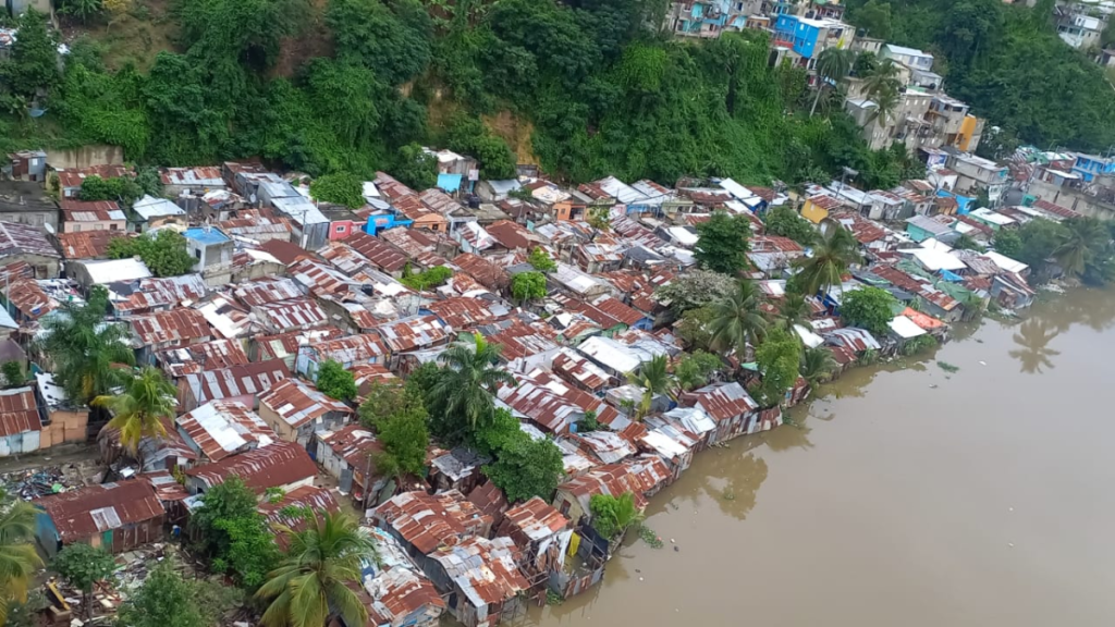 Advierten que la falta de reciclaje profundiza la crisis del Ozama y las inundaciones en Santo Domingo