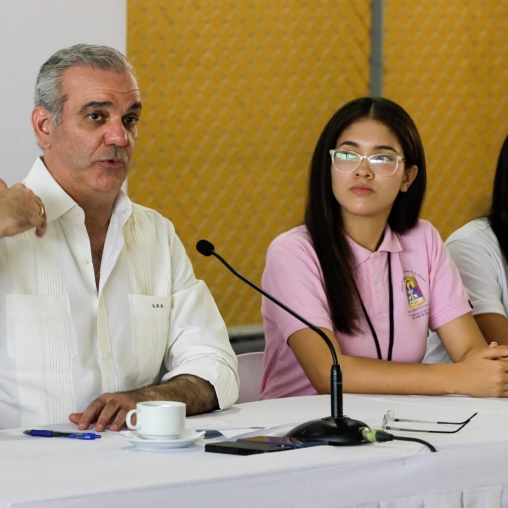 Abinader dice en Ocoa que se pierden oportunidades educativas y evalúa una extensión de la UASD