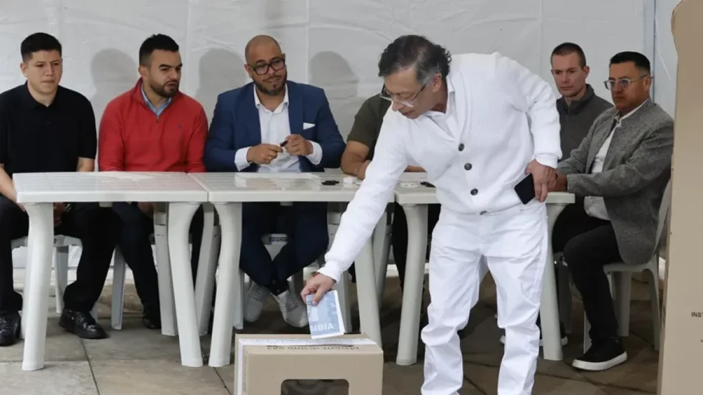 Petro intenta cerrar cuestionamientos sobre el poder al votar en la elección que definirá a su sucesor