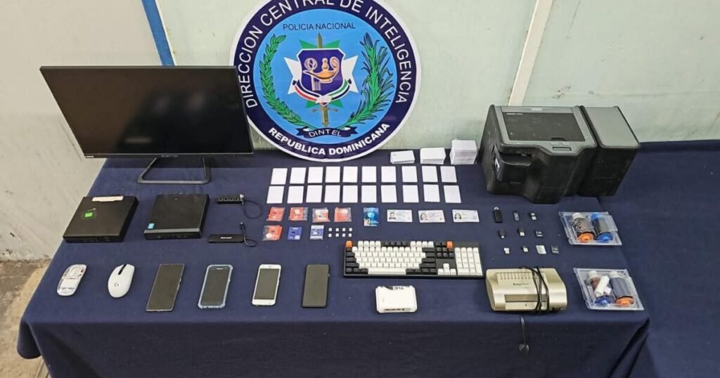 Operativo en Santiago descubre red de falsificación y fraude con datos personales