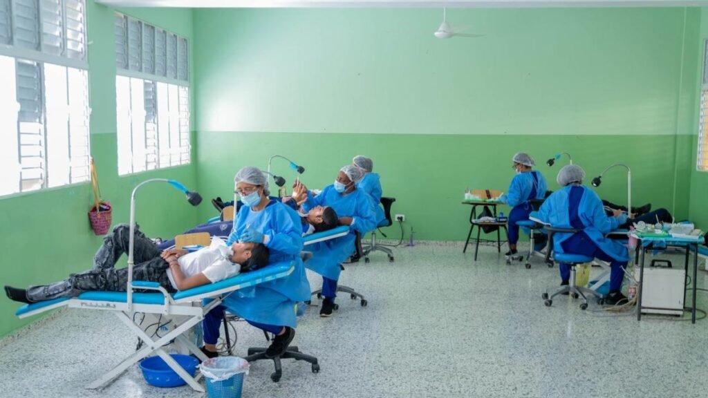 Más de 650 alumnos reciben atención en La Vega y se refuerza el debate sobre salud escolar en planteles públicos