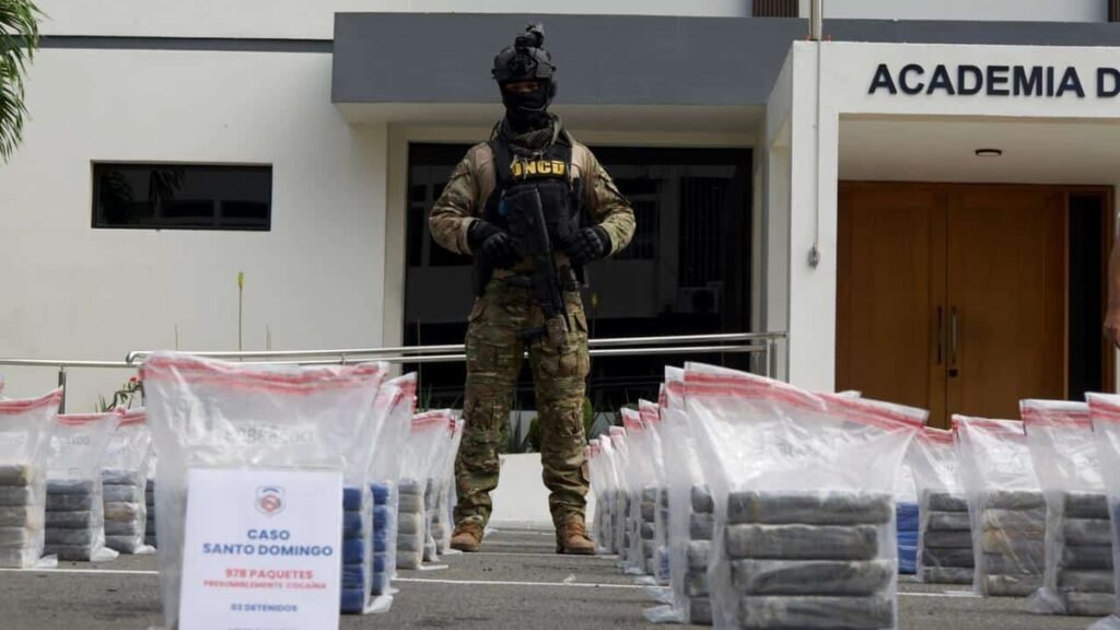 Incautan 978 paquetes de presunta cocaína y tres venezolanos tras una persecución de ocho horas al sur de Santo Domingo