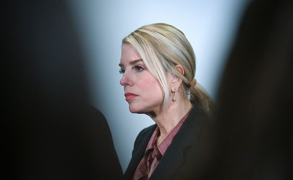Bondi esquiva preguntas sobre Trump en la pesquisa de Epstein y crecen las críticas en el Congreso