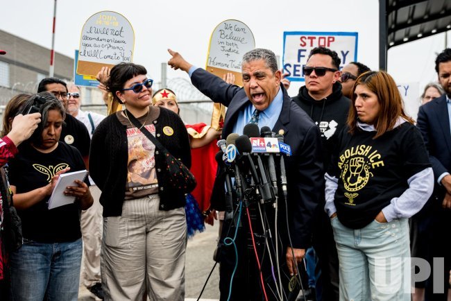 Visita de Adriano Espaillat expone denuncias de trato “inhumano” en centro migratorio de Nueva Jersey