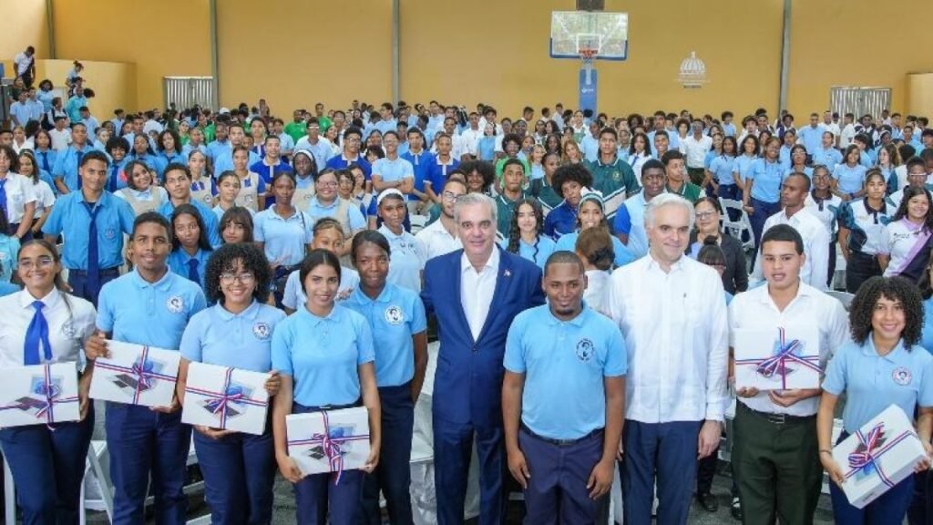 Abinader reconoce límites estatales para la seguridad escolar en acto con estudiantes de SDO