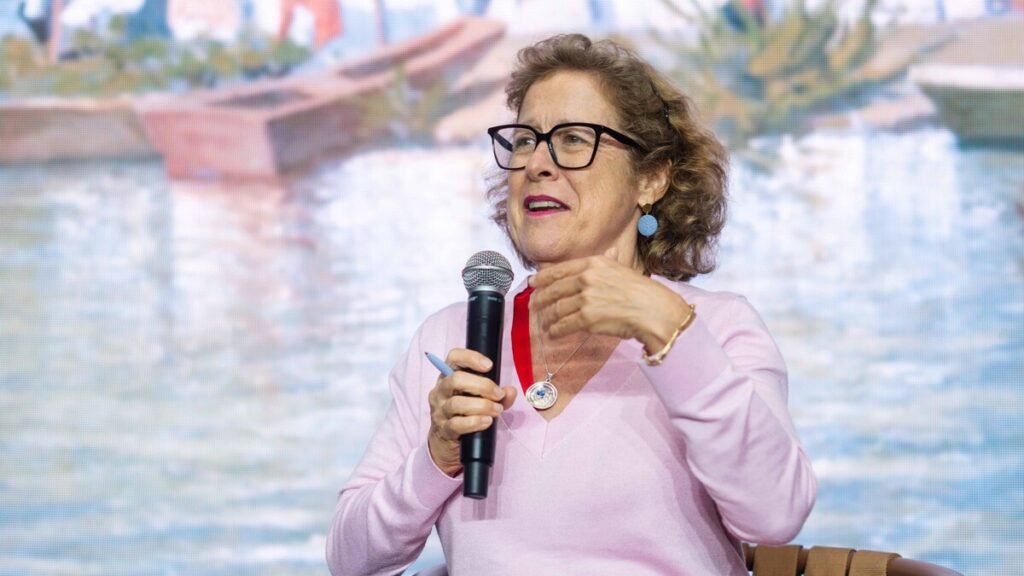 Berna González Harbour sitúa la novela negra como radiografía del abuso y la crisis social