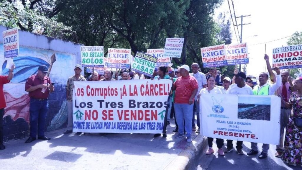 Vecinos de Los Tres Brazos salen a las calles por apagones, tarifas altas y obras pendientes