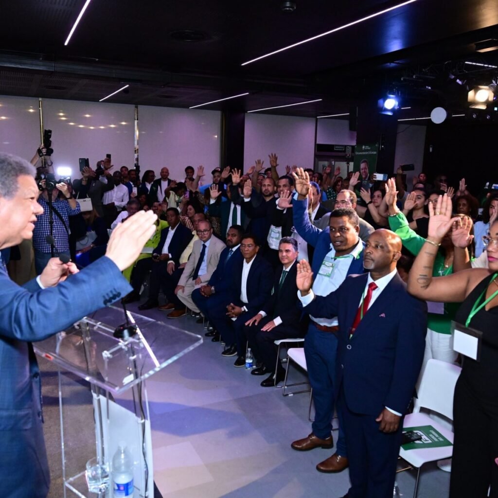 Leonel encabeza en Madrid la juramentación de exdirigentes del PRM, PLD y PED en Fuerza del Pueblo