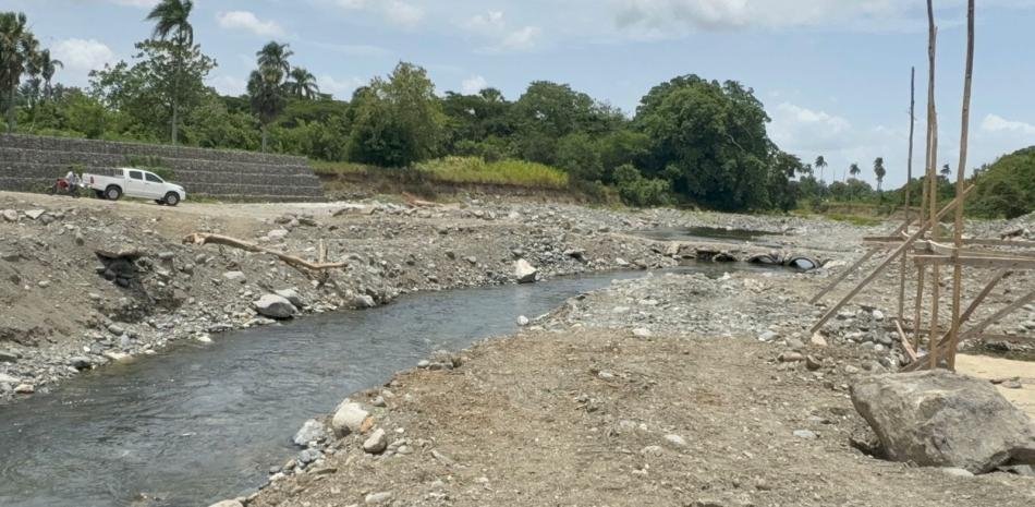 Medio Ambiente admite que sigue la extracción ilegal de arena en el río Camú, pese a operativos y sanciones