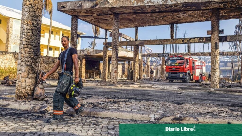 Bayahedbe: evacfaan a 1,700 hue9spedes por un incendio en Viva Dominicus Beach