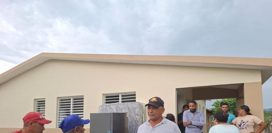 Familia de Dajabón recibe nueva vivienda luego de perder la que levantaba el Gobierno por un ventarrón