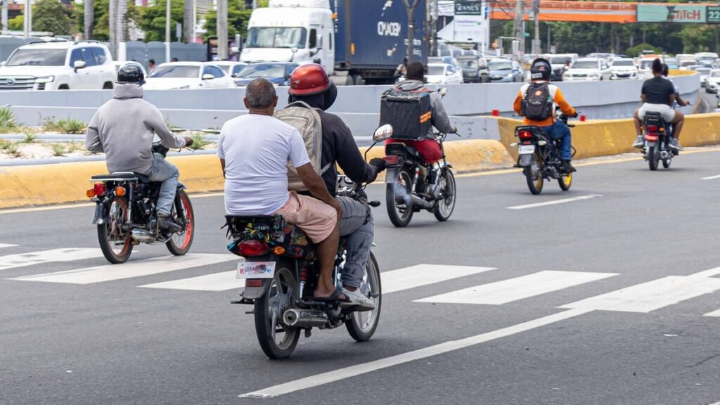 Casco obligatorio para motoristas sigue incumpliéndose en el Gran Santo Domingo