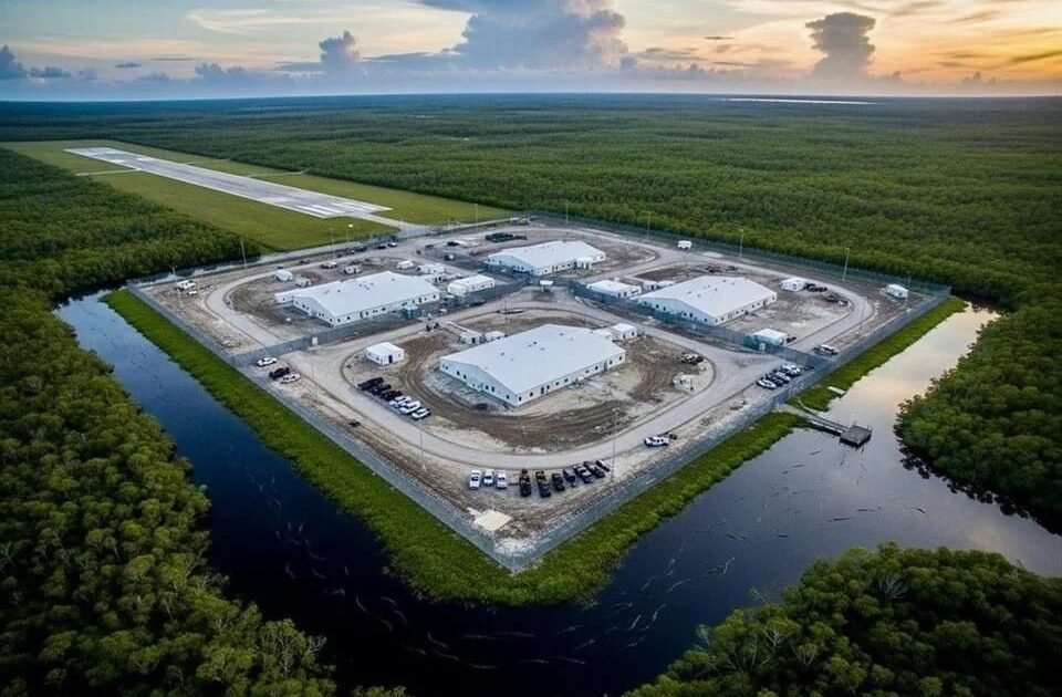 Florida evacúa el centro migratorio levantado en ocho días y expuesto a huracanes