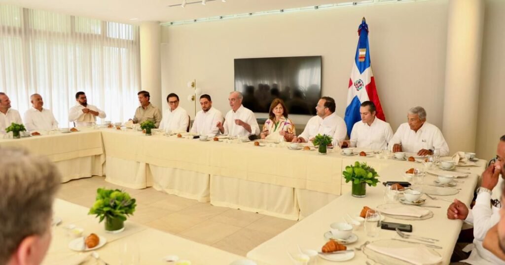 Abinader encabeza desayuno con empresarios del acero en Santiago y se reaviva el reclamo por resultados verificables
