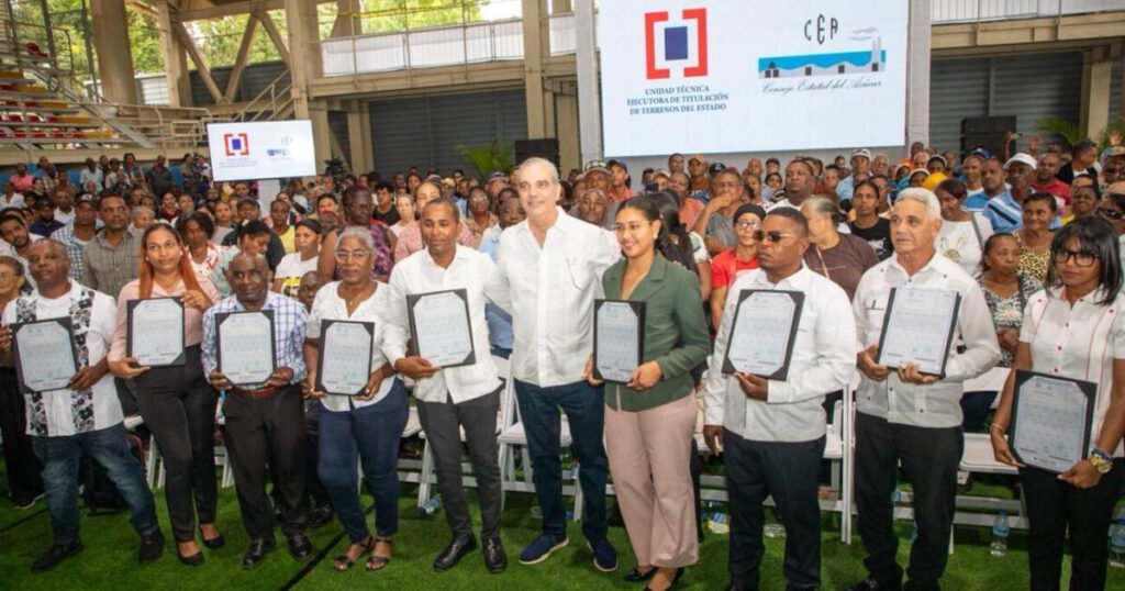 Abinader entrega 1,099 títulos en Los Alcarrizos y pone el foco en la deuda de regularización