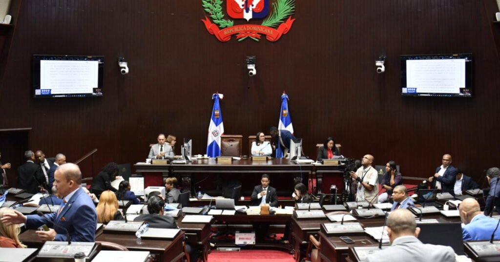 Abinader promulga la ley fiscal en medio de una aprobación exprés y sin cambios de la oposición
