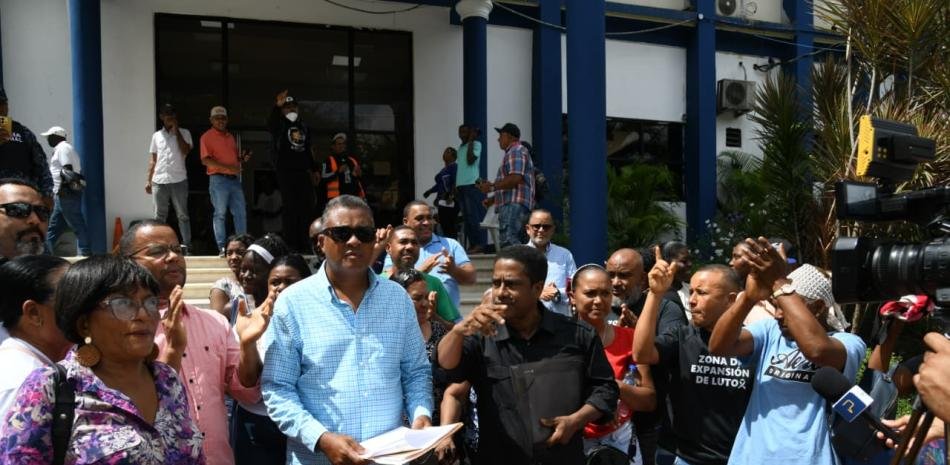 Protesta en SDO: fallas en basura y vías pese a camiones entregados a la alcaldía