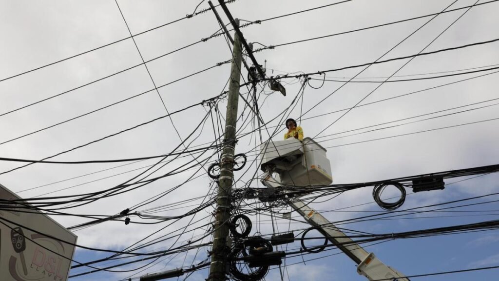 El Brisal sigue bajo presión por cortes eléctricos y Edeeste promete alivio con nueva subestación en julio