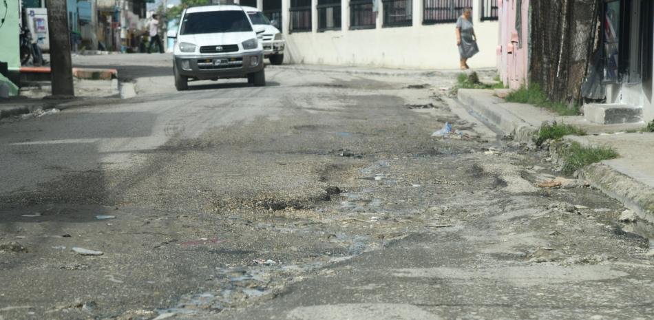 Los Alcarrizos revela el contraste entre el avance anunciado y sus vías deterioradas