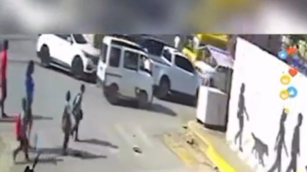 Menor cae en una alcantarilla sin tapa en Brisas del Este y reaviva alerta por seguridad vial