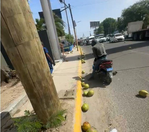 Camión de cocos vuelca en el puente Higuamo y provoca un tapón; persisten dudas sobre las causas