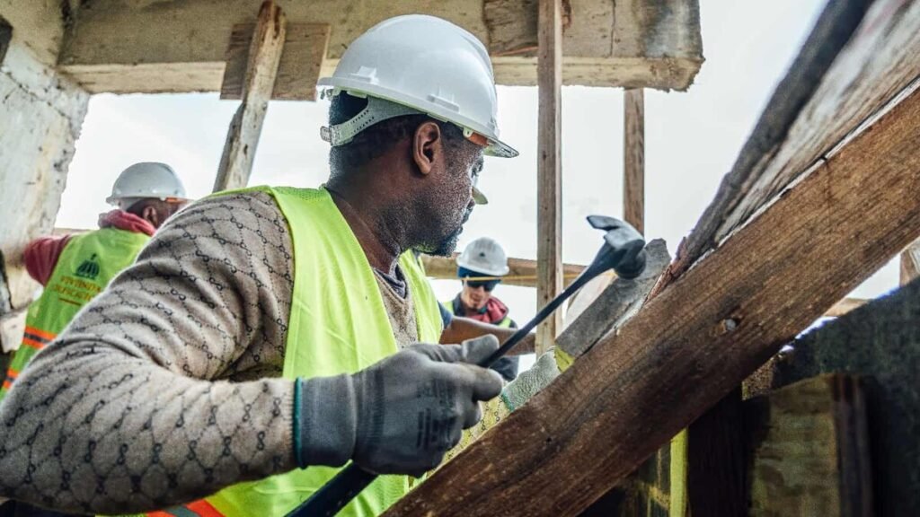 La construcción sigue casi por completo en manos privadas y con mínima presencia estatal