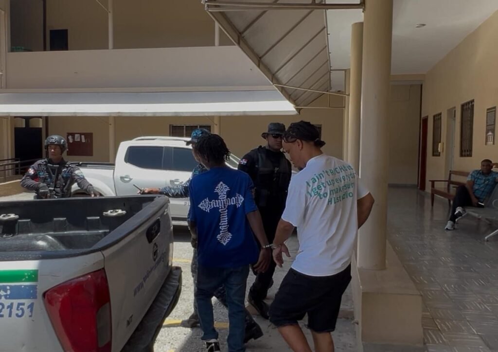 Ordenan tres meses de prisión preventiva a dos acusados de homicidio en Barahona tras ser repatriados desde Haití