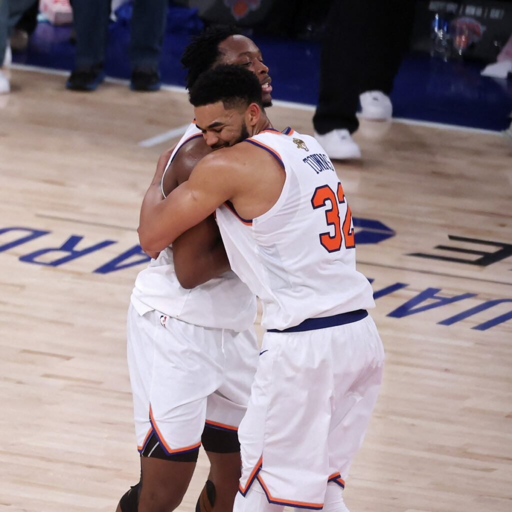 Knicks logran una remontada agónica y dejan a los Spurs bajo presión tras otro cierre fallido