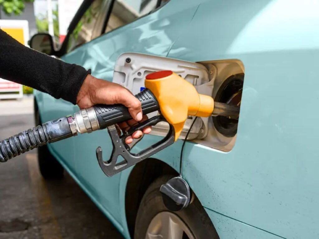 Combustibles suben 15.6% y los subsidios amortiguan el golpe a costa de más presión fiscal