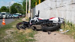 Joven muere al chocar en una carrera clandestina en Moca y vecinos piden más control en la zona