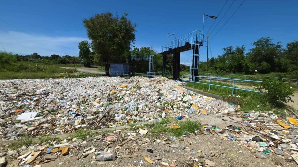 Basura rebasa compuerta y entra a canales de riego en Santiago tras fallar contención en el Yaque del Norte
