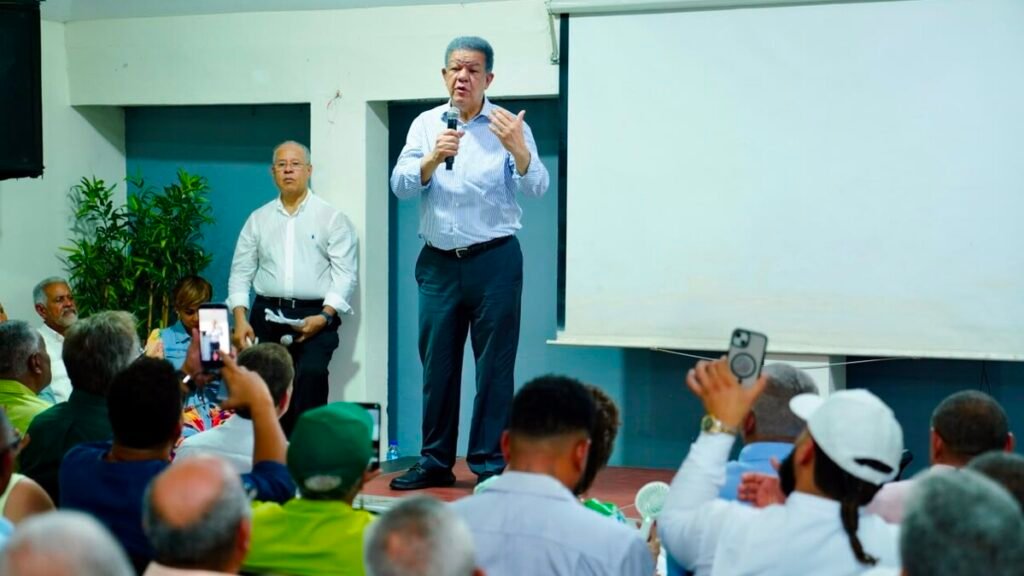 Leonel Fernández presiona al Gobierno por la gasolina y cuestiona que siga sin bajar
